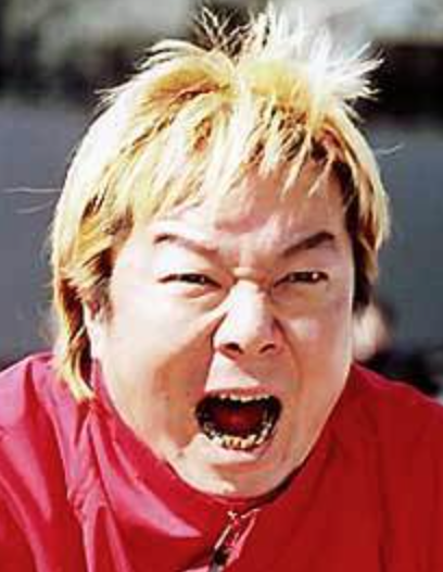 赤いジャージを着て叫んでいる金髪の古田新太の画像